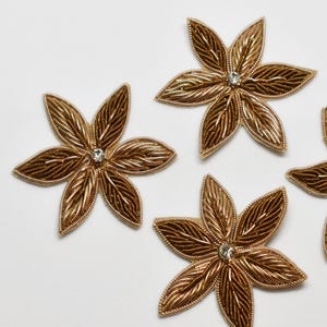 30 Stück Zardozi Blumen Patches Handgefertigte Indische Applikationen: Hochzeitskleid Verschönerungen