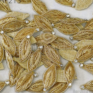 50 applique di foglie di Zardozi fatte a mano - toppe ricamate con perline da 3 cm / articoli artigianali indiani per abiti, fai da te, costumi, abbellimenti, decorazioni