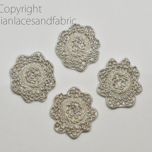 20 Winzige Perlen Blume geformt Golden Applique Scrapbooking Indische Stickerei Braut Stirnband Weihnachten Basteln Nähen Zubehör