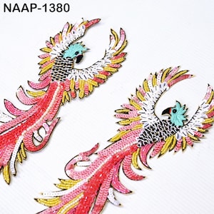 Può includere: Due applicazioni di fenice in paillettes rosa, bianco e giallo con teste turchesi. Le applicazioni sono perfette per aggiungere un tocco di brillantezza a vestiti, borse o decorazioni per la casa.