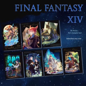 Puede incluir: Una colección de impresiones A5 con ilustraciones de Final Fantasy XIV. Las impresiones muestran varios personajes con ilustraciones detalladas y colores vibrantes. El texto incluye "FINAL FANTASY XIV", nombres de personajes y "A5 Prints - Hot-stamped text". El nombre de la tienda Etsy también es visible.