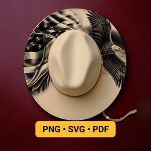 Puede incluir: Un sombrero de vaquero color crema con una banda de cuero marrón y una correa para la barbilla. El sombrero presenta un diseño de la bandera estadounidense en blanco y negro y una ilustración detallada de un águila. El texto "PNG • SVG • PDF" se muestra en un rectángulo amarillo.