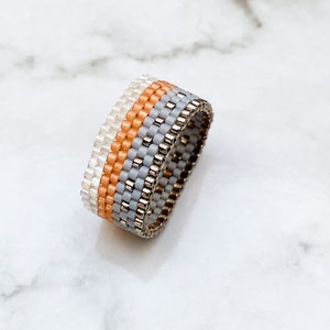Grijsroze Boho Style ring, Cadeaus voor haar ideeën sieraden, Geweven kralenarmband met ring, Zomer zilvergrijze accessoires, Cadeau voor vrouw afbeelding 6