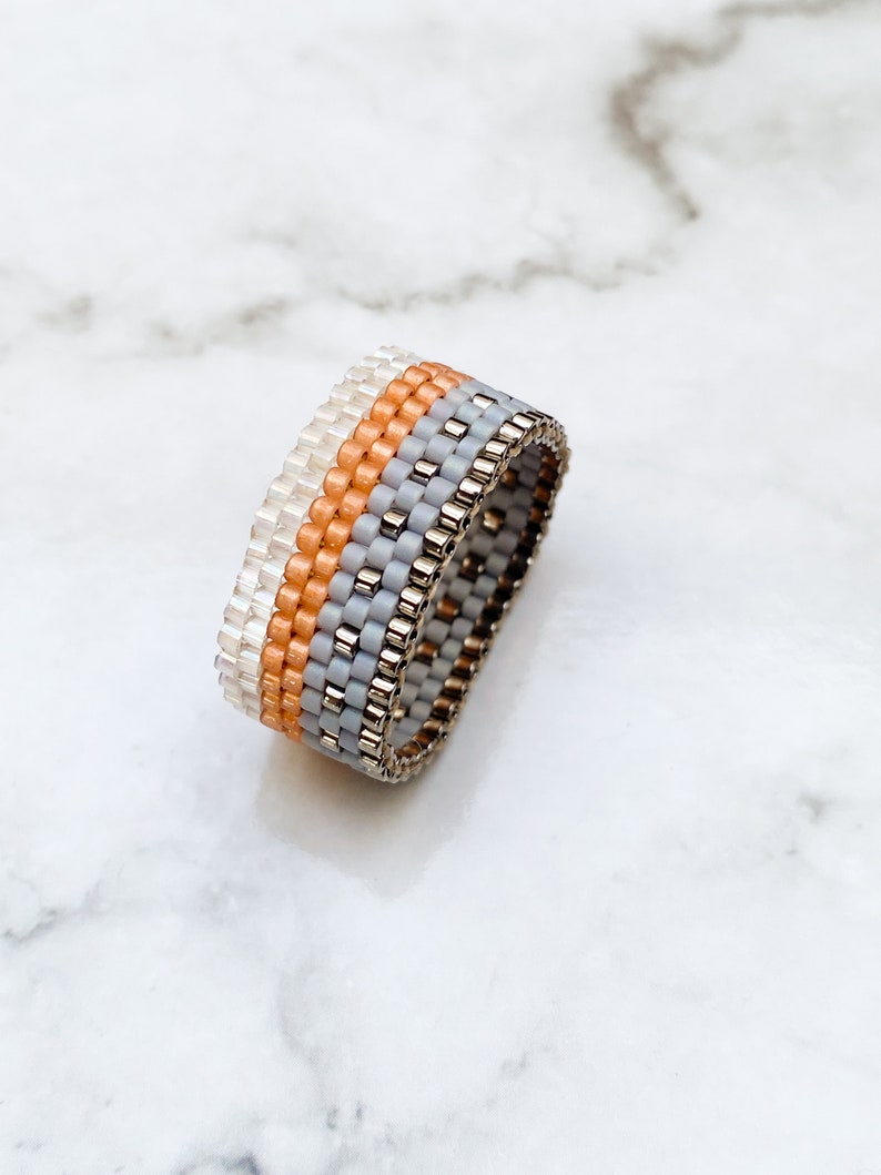 Grijsroze Boho Style ring, Cadeaus voor haar ideeën sieraden, Geweven kralenarmband met ring, Zomer zilvergrijze accessoires, Cadeau voor vrouw afbeelding 6