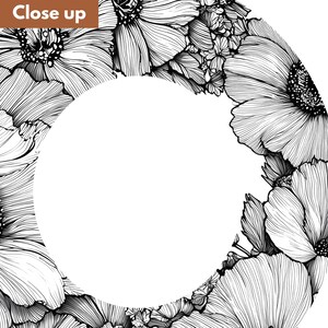 Puede incluir: Primer plano de un dise&ntilde;o floral en blanco y negro. La imagen presenta un detallado dibujo lineal de flores, con un gran c&iacute;rculo blanco en el centro. El texto "Close up" est&aacute; en un rect&aacute;ngulo marr&oacute;n en la esquina superior izquierda.
