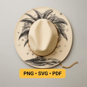 Può includere: Un cappello fedora color crema con tesa larga, con un disegno di palma in bianco e nero e una fascia in pelle marrone. Il cappello ha una corona color beige e un cordino decorativo. Il testo "PNG • SVG • PDF" è in un rettangolo giallo.