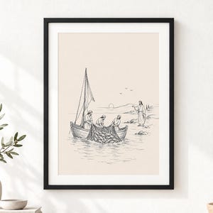 以下が含まれることがあります： クリーム色の背景に黒い線画が描かれた額装アートプリント。帆船に乗った3人の人物が海から漁網を引き上げている様子と、近くの岸辺に立つ4人目の人物が描かれたイラストレーションです。