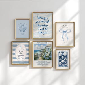 Peut inclure: Plusieurs impressions d'art encadrées avec des cadres dorés. Les impressions présentent des citations inspirantes, des coquillages et des scènes côtières dans des tons de bleu et de blanc. L'œuvre comprend du texte tel que "When you pass through the waters, I will be with you."