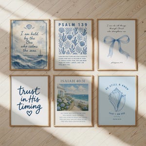 Könnte beinhalten: Sechs gerahmte Kunstdrucke mit inspirierenden Zitaten und Küstenmotiven. Die Drucke zeigen blau-weiße Designs, darunter ein Segelboot, Meereswellen, Muscheln und florale Elemente. Jeder Druck hat einen Holzrahmen.