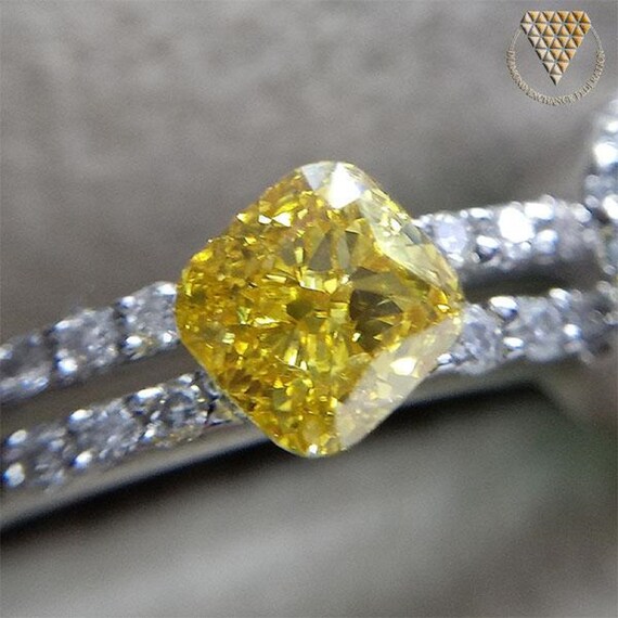 Buy 0.311 Ct Fancy Vivid Orange Yellow VS2 CGL Japan Natural 