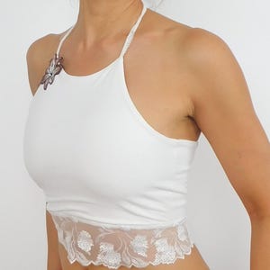 Haut dos nu, haut en daim blanc cassé, haut tango, haut court