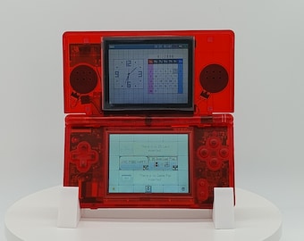 Consola Nintendo DS Lite reacondicionada con carcasa roja transparente y actualización de carga USB-C.