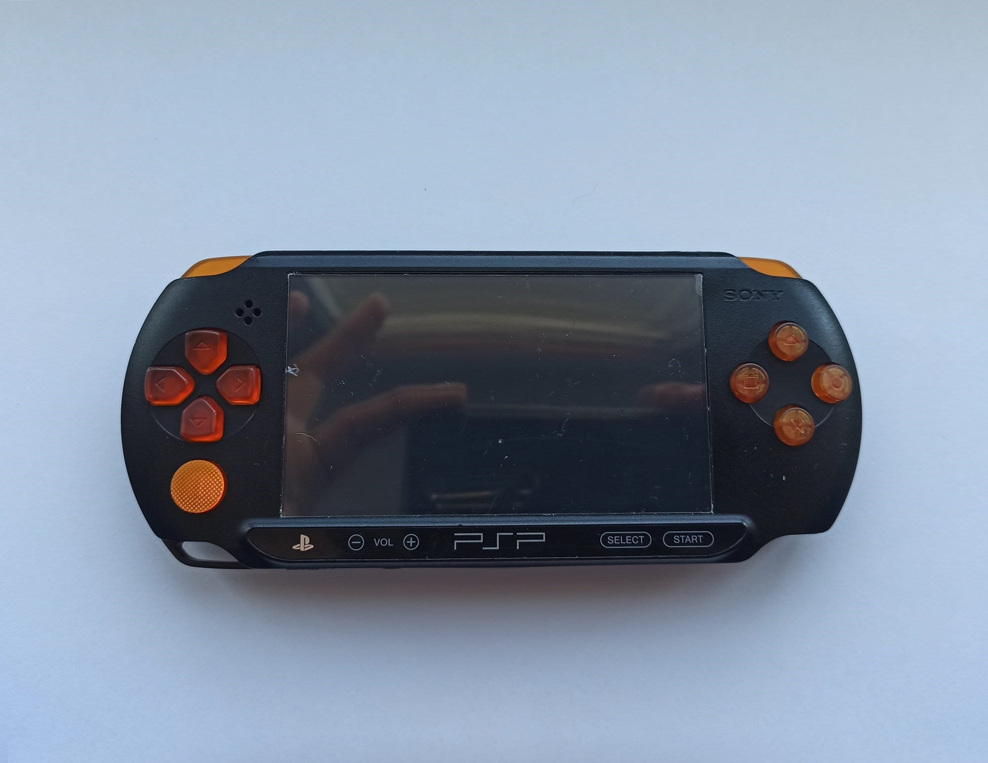 樹脂ボタンと LED ライトで改造されたカスタム PSP コンソール 樹脂ボタンと LED ライトで改造されたカスタム PSP コンソール