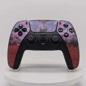 Peut inclure: Une manette de jeu vidéo sans fil noire dotée d'un revêtement graphique personnalisé aux tons rouge, violet et bleu. Le motif représente plusieurs personnages Spider-Man, dont un suspendu à l'envers, agrémenté de motifs d'éclairs en zigzag.