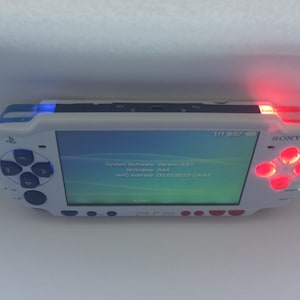 Consola PSP personalizada modificada con nueva carcasa blanca y luces LED Sony Play Station Portable 2000