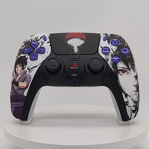 Puede incluir: Un mando de videojuegos inalámbrico en blanco y negro con un estampado gráfico personalizado de un personaje de anime con pelo oscuro y un ojo rojo a la derecha, un personaje con traje morado a la izquierda y un emblema de abanico rojo y blanco.