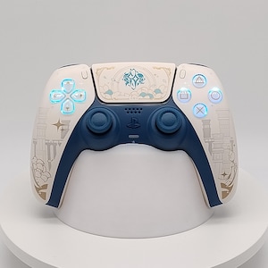 以下が含まれることがあります： 白とネイビーブルーの装飾的なデザインのビデオゲームコントローラー。 コントローラーは、ネイビーブルーのアクセントとボタンが付いた白いボディです。 デザインには、花のパターンと照らされたボタンが含まれています。