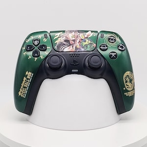 Könnte beinhalten: Ein dunkelgrüner Gaming-Controller mit einer individuellen Grafik eines langhaarigen Charakters mit Hut auf dem zentralen Touchpad. Der Controller enthält den Schriftzug "GYRO ZEPPELI" in Gold, "STEEL BALL RUN" in Weiß sowie verschiedene Symbole.