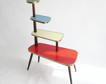 Soporte para plantas grande y colorido de mediados de siglo con 4 niveles, mesa de flores alemana vintage con rojo, azul y verde.