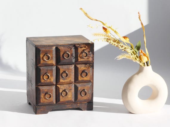 Kleine Apotheke mit 9 Schubladen mit Metallgriffen, Vintage Hausapotheke aus Holz, alter Schrank