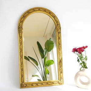 Wunderbarer Bogen Mid Century Asymmetrischer Gold Spiegel, Halbmond Wandspiegel mit Gold Verzierungen