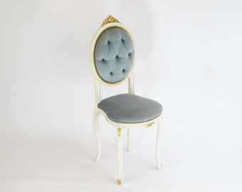 Franse Louis XV-stijl vintage houten stoel, wit geschilderde stoel met blauw fluwelen zitting, meubilair in barokstijl