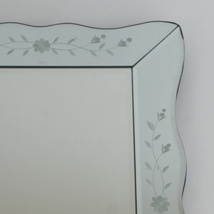 Vintage rechthoekige Venetiaanse spiegel met bloemendetails, Venetiaanse sierlijke wandspiegel met golvende randen, Italiaanse muurhanger afbeelding 5