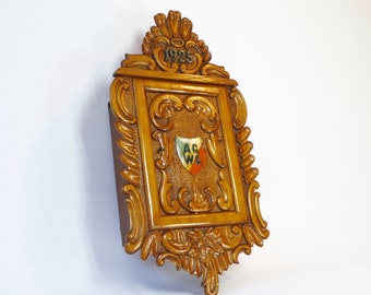 Antieke Duitse bloemen handgesneden houten wandkast 1925, medicijnkastje aan de muur, oude apotheek met slot
