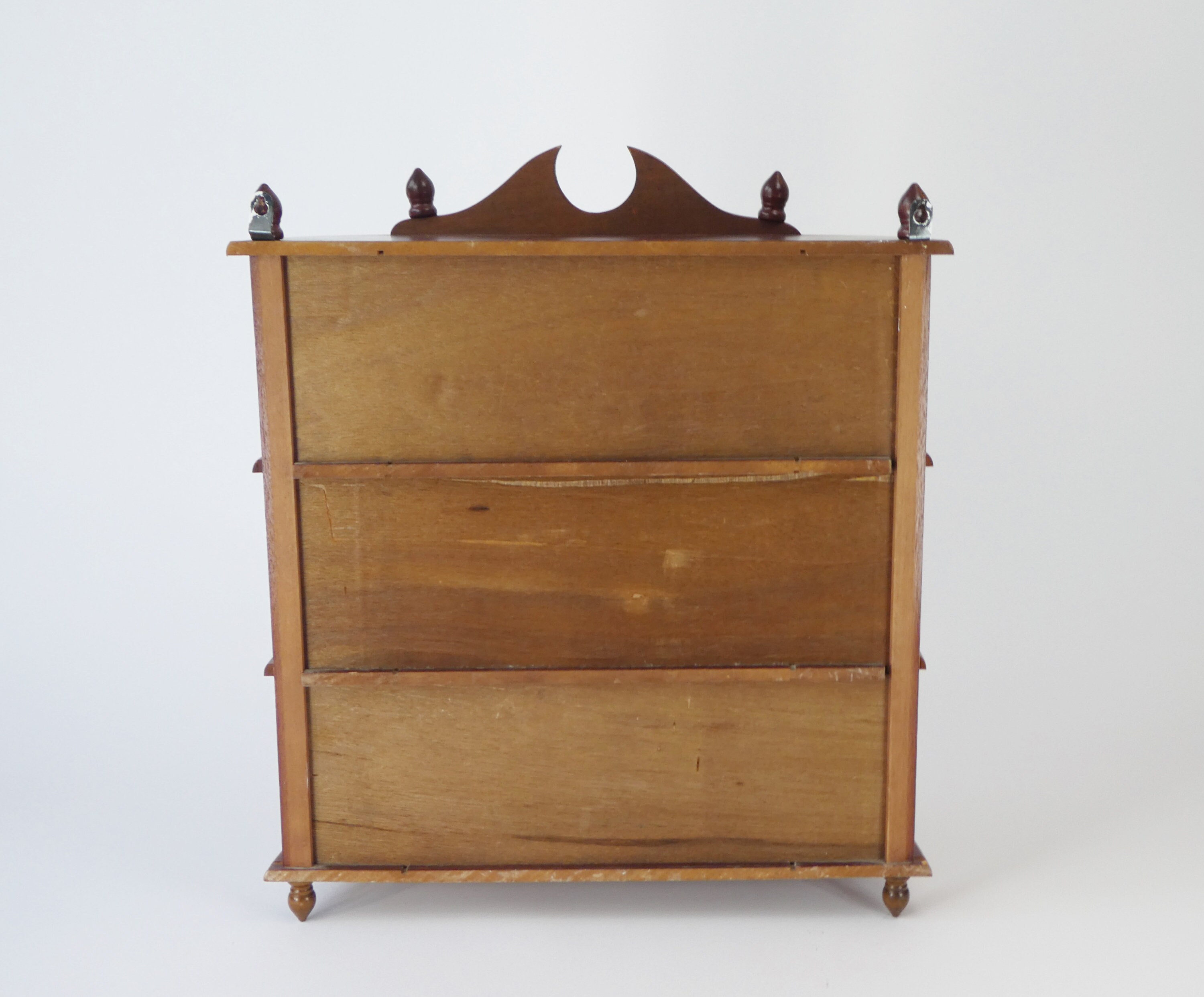 装飾品と棚付きの木製ディスプレイキャビネット、ガラス扉付きの