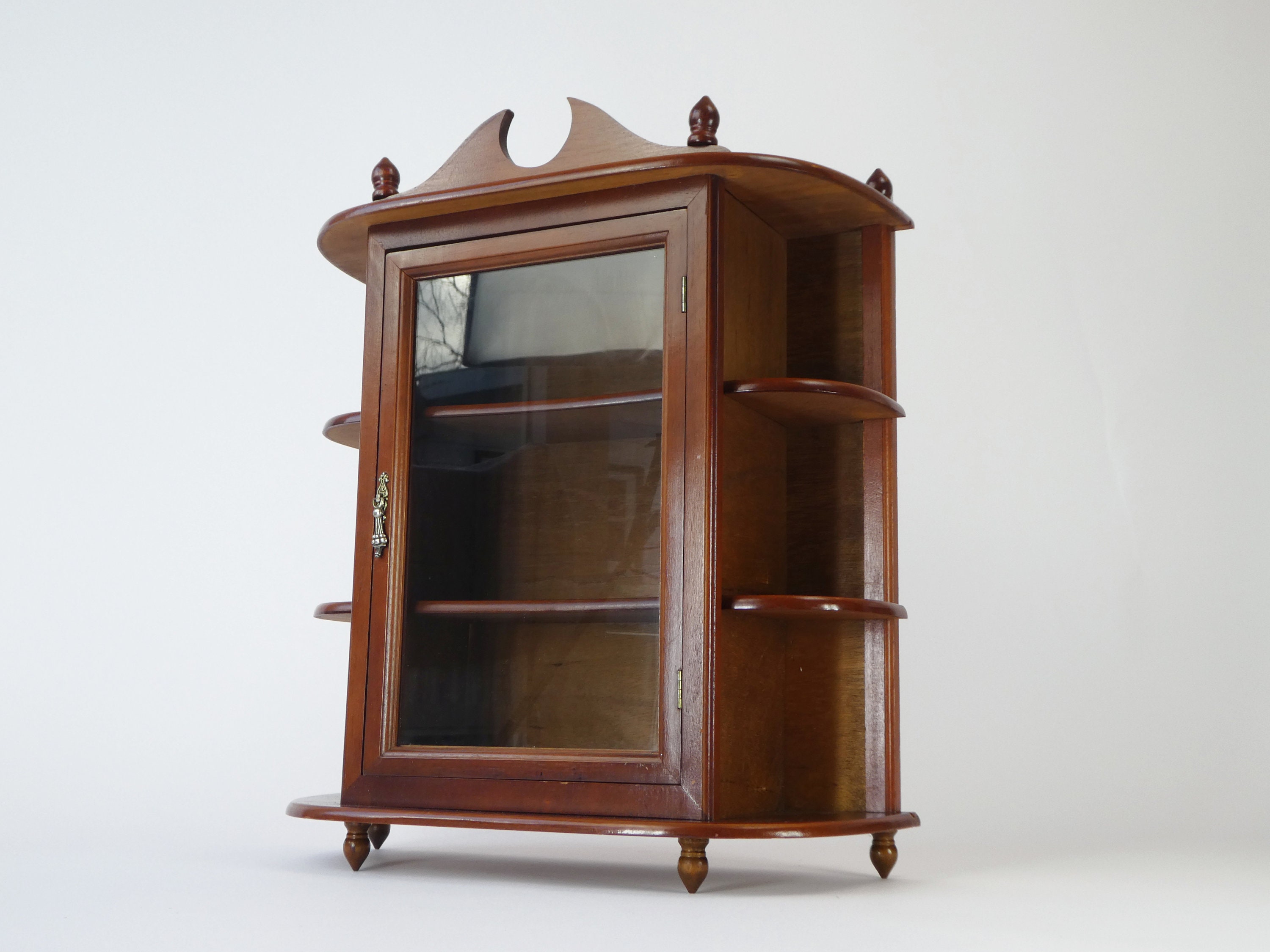 アンティーク 木製ウォールキャビネット（ガラス扉付き） 装飾品と棚付きの木製ディスプレイキャビネット、ガラス扉付きの