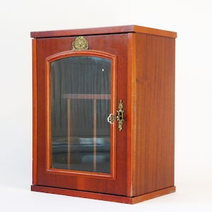 Lindo armário de madeira inglês em mogno com porta de vidro, organizador de cartas vintage com fechadura e chave, armário de remédios de boticário
