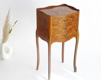 Mesita de noche francesa con marquetería estilo Luis XV, mesa auxiliar de madera con incrustaciones y cajones.