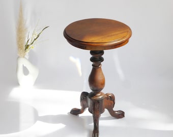 Table d'appoint ronde victorienne antique en bois, table à vin en noyer avec détails sculptés, piédestal trépied en bois