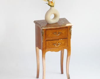 Kleine antike Louis XV-Kommode, Beistelltisch mit brauner Marmorplatte und Messingbeschlägen, Nachttisch aus Holz mit Intarsiendetails