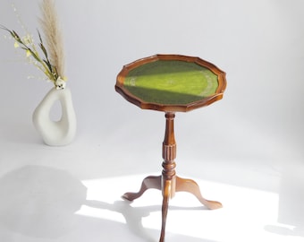 Mesa auxiliar pequeña de madera estilo victoriano con tapizado de cuero verde, estilo vintage.