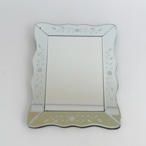 Vintage rechthoekige Venetiaanse spiegel met bloemendetails, Venetiaanse sierlijke wandspiegel met golvende randen, Italiaanse muurhanger afbeelding 4