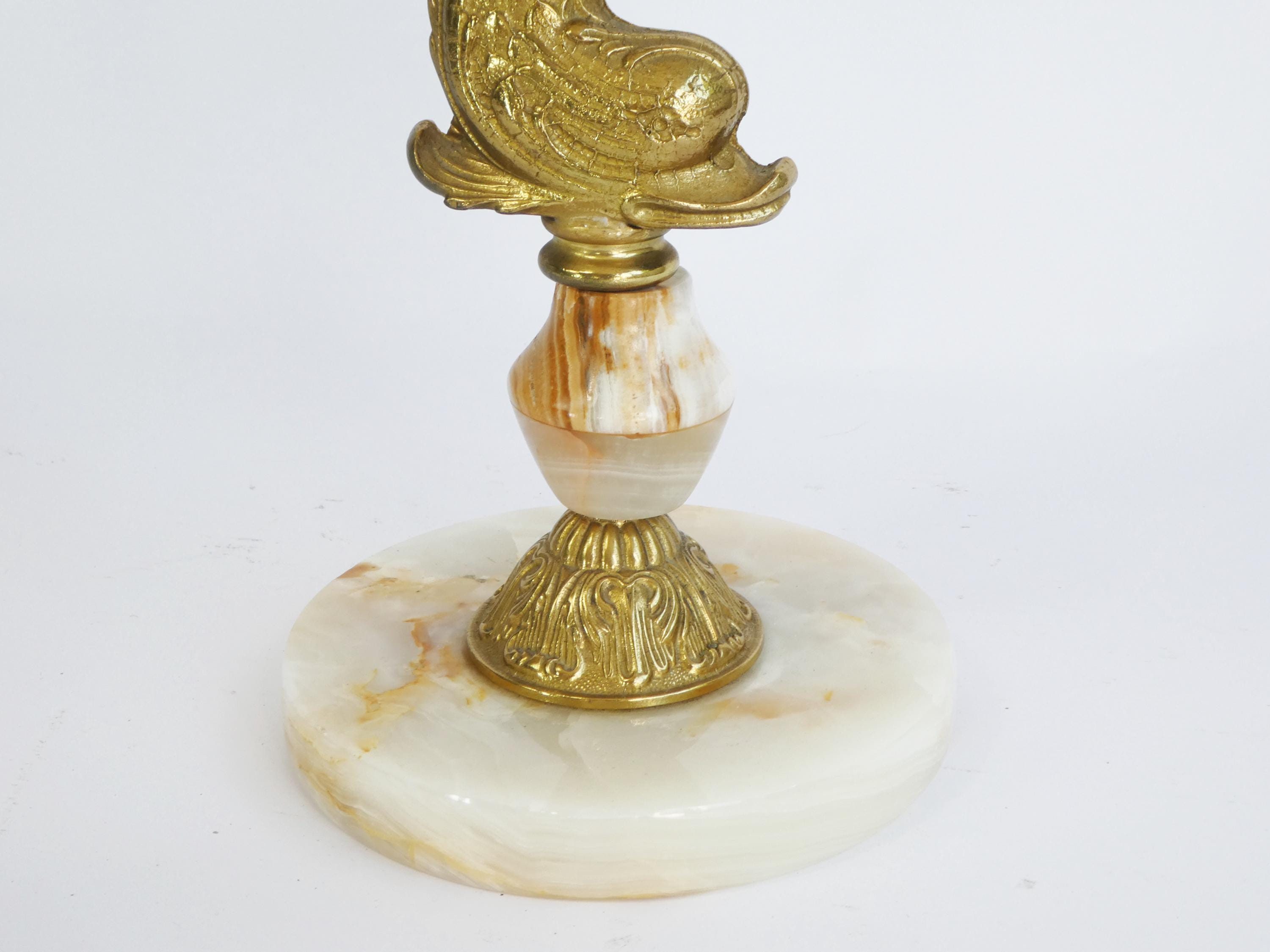 美しいハリウッド・リージェンシーの自立式オニキスと真鍮の灰皿