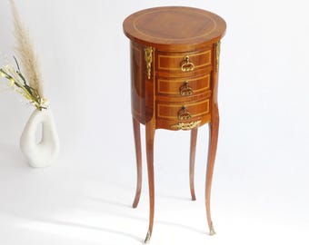 Tavolino ovale francese in stile Luigi XV, comodino vintage in legno intarsiato, tavolo con dettagli dorati e cassetti