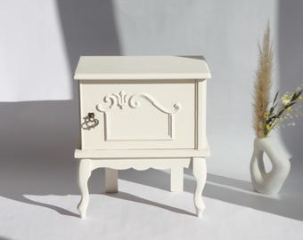Vintage Queen Anne Wooden Nightstand in Off White Colour, Shabby Chic Bedside Table, Side Table, Farmhouse Decor