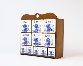 Antiek Nederlands Kruidenkastje met Blauw en Wit, Bloemenkruiden Keukenrek met Porseleinen Lades, Boerderij Decor Organizer