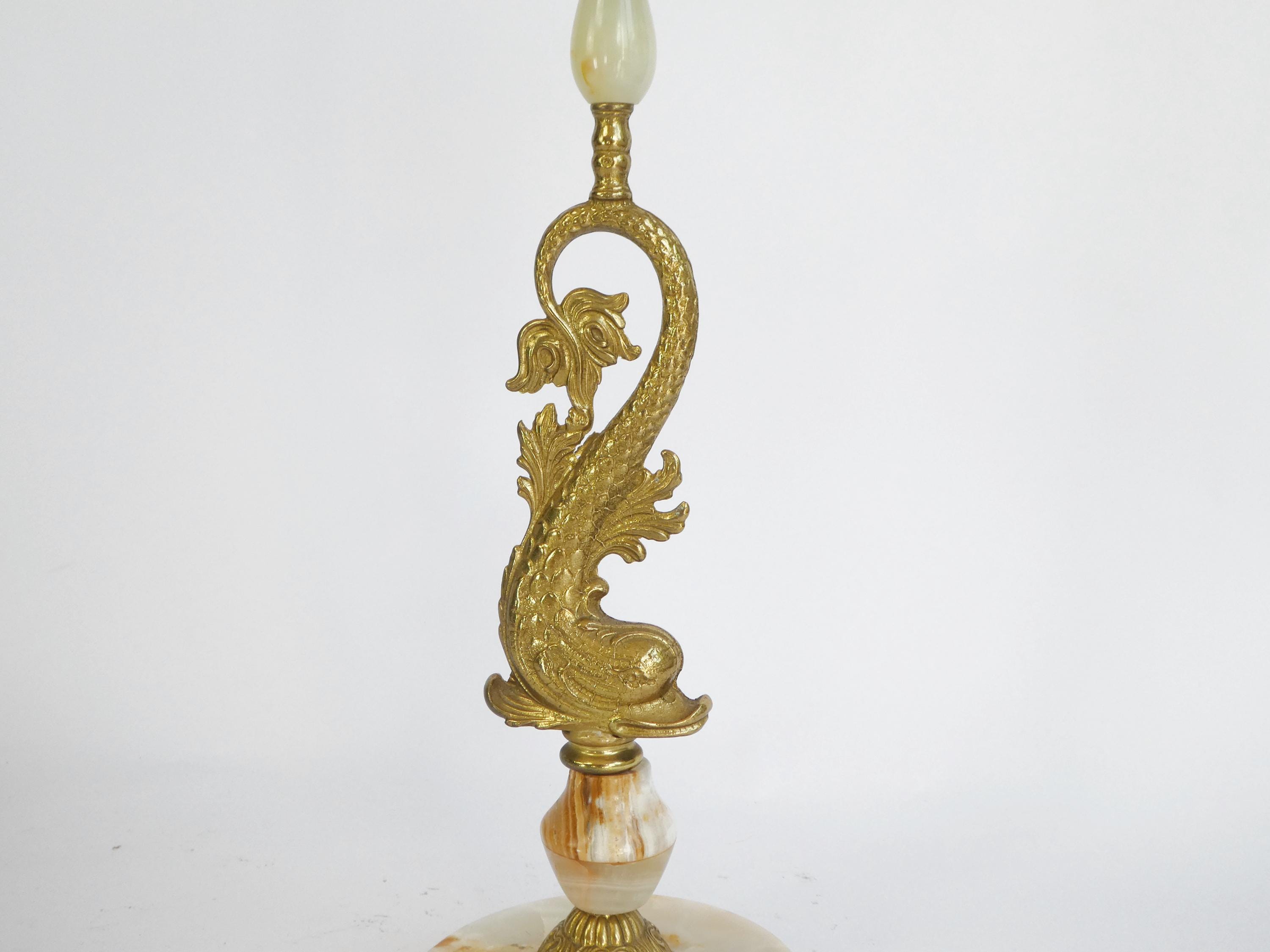 美しいハリウッド・リージェンシーの自立式オニキスと真鍮の灰皿