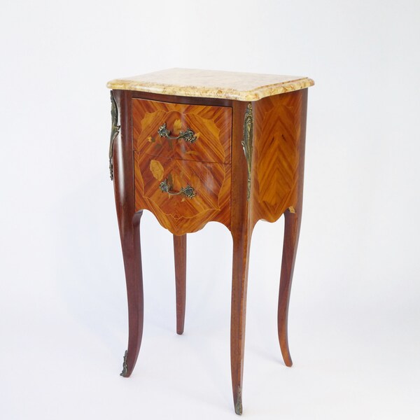Table d’appoint antique Français marqueterie originale avec dessus en marbre, Français coffre de style Louis XV avec détails en laiton, magnifique table de nuit en bois