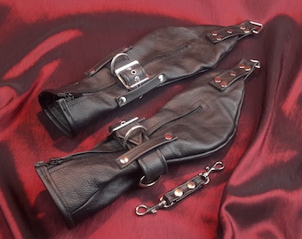 Handboeien bondagewanten set met zwarte leren polsbanden.