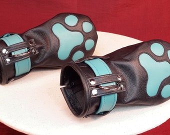 Puppy Play-handschoenenset met enkele turquoise leren polsbanden.