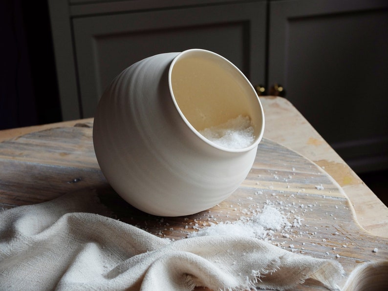 Handmade in the UK ceramic salt cellar, salt pig, salt pot zdjęcie 3