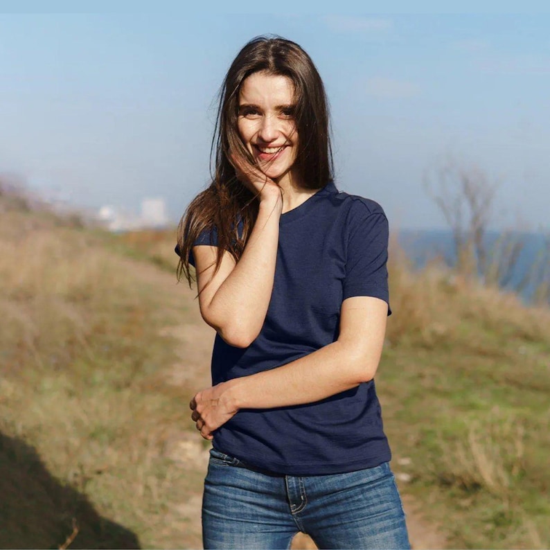 Merino t-shirt: womens base layer merino wool shirt, gymwear, runner gear, hiking clothes Navy