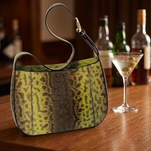 Borsa a tracolla in pelle di Karung verde, borsa in pelle italiana, realizzata a mano in Italia, borsa a mano in pelle di serpente