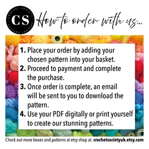 Pu&ograve; includere: Un'immagine colorata con gomitoli di lana e testo che recita "Come ordinare con noi..." e elenca quattro passaggi per ordinare schemi di uncinetto. Il testo include anche l'indirizzo del sito web "crochetsocietyuk.etsy.com".