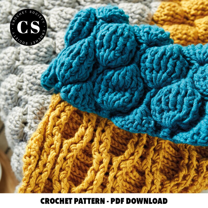 Pode incluir: Um download de padr&atilde;o de croch&ecirc; PDF com dois padr&otilde;es de ponto de croch&ecirc; diferentes. Um padr&atilde;o &eacute; um ponto azul texturizado e o outro &eacute; um ponto de cabo amarelo.