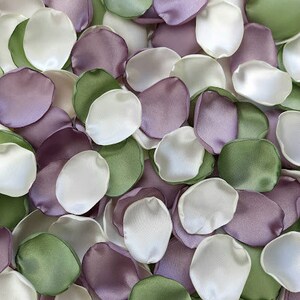 Pu&ograve; includere: Una collezione di petali di fiori di seta in tonalit&agrave; avorio, rosa polvere e verde salvia. I petali sono disposti in modo casuale, creando uno sfondo bellissimo e romantico.